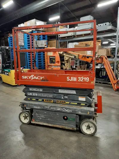 2005 Skyjack SJIII 3219 scissor lift in great original shape. Ex-rental unit with safety inspection...