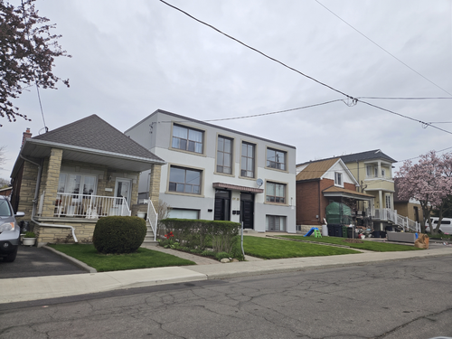 Spacious 3-Bedroom Apartment Near Keelesdale Station This spacious apartment features a bright, welc...