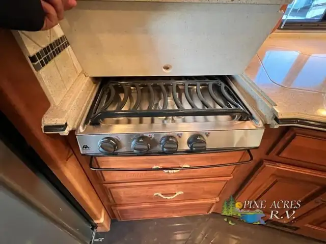 2013 Fleetwood RV Discovery 40X Diesel 057,684 Miles in RVs & Motorhomes in Moncton - Image 29