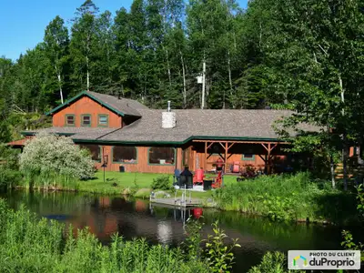 Lac privé baignable CABANES DANS LES ARBRES! Énorme terrain boisé de 513255 pi². Face à la résidence...