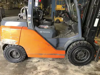 2018 Toyota 8FG45U Forklift (10,000lbs) LPG Powered | 2-Stage Full Free Lift Mast | Equipped with Si...