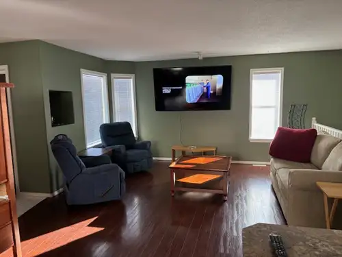 Pineview top floor of house with garage. 2 bed 2 bath. comes with 75 inch HDTV. In suite laundry roo...