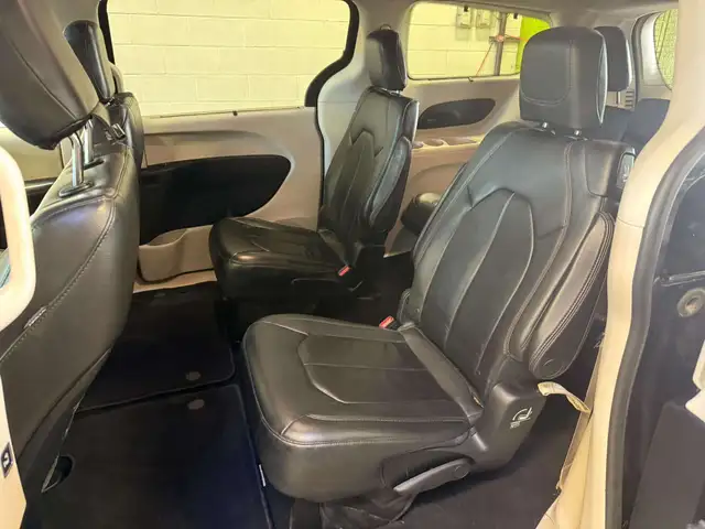 2017 Chrysler Pacifica Touring-L6041281303471820811