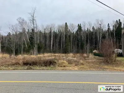 Grand terrain de 35760 pieds². Façade du terrain rempli selon les normes de la Ville. Sortie pluvial...