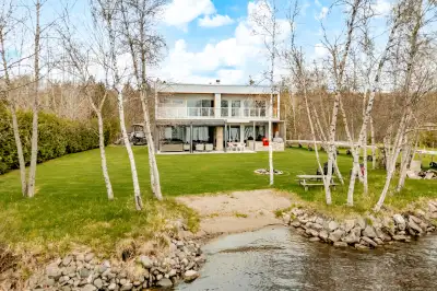 Lac Aylmer, Beaulac-Garthby. Magnifique maison moderne construction 2017 sur un terrain de 113 703 p...