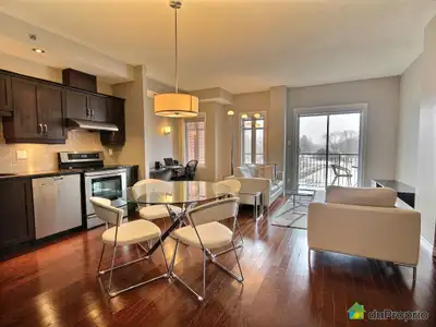 Visite sur offre d'achat acceptée seulement Orientation sud-ouest avec balcons, plafonds de 9', comp...