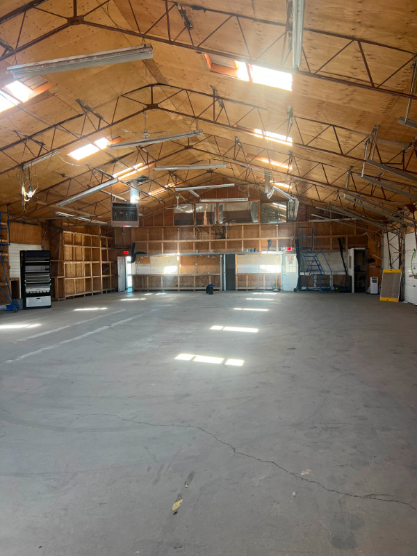 For Lease / For Sale! - 6400 sqft Warehouse, Multiple Docks in Commercial & Office Space for Rent in Calgary - Image 4