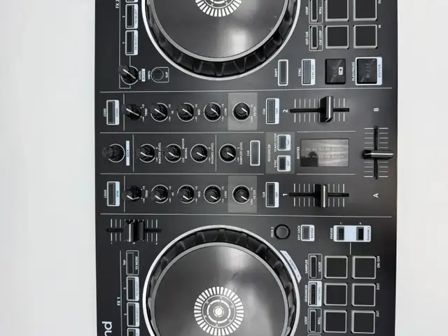 Roland DJ-202 Serato DJ Controller, 2-Channel 4-Deck - $299 in Performance & DJ Equipment in Mississauga / Peel Region - Image 7