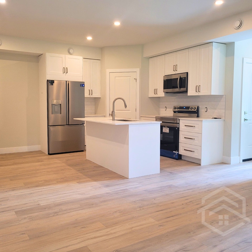 2-Bedroom Apartment with Garage in Springfield!! 3