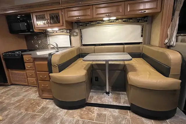2015 Thor Chateau 33SW - Pre-Owned Super C Motorhome.  in RVs & Motorhomes in Red Deer - Image 24