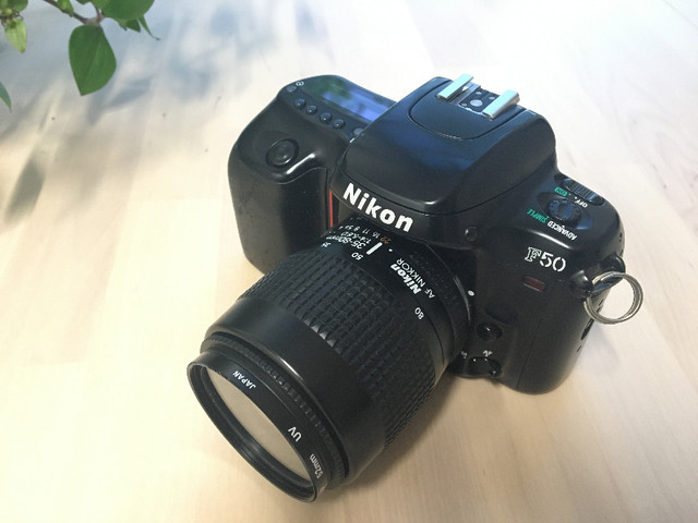 Caméra Nikon F50 avec objectif AF Nikkor 35-80 mm dans Appareils photo et caméras  à Ville de Montréal