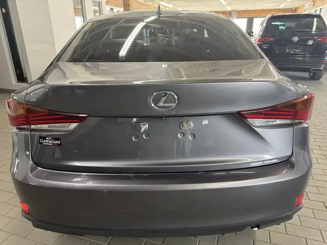 2017 Lexus IS 300 4dr Sdn AWD in Cars & Trucks in Longueuil / South Shore - Image 5