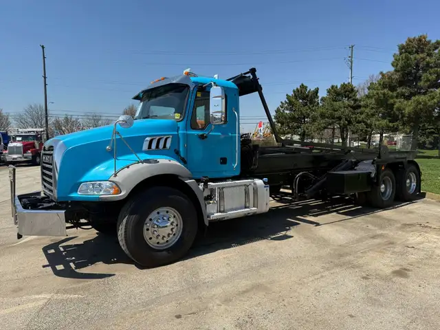 2016 Mack GU813 Granite Tandem Axle Roll Off Truck in Heavy Trucks in Oakville / Halton Region - Image 3