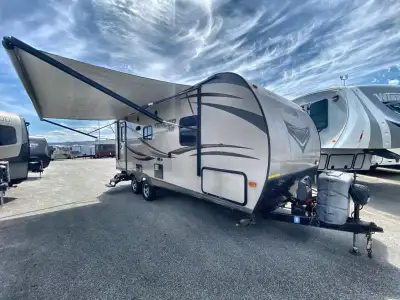 The Tracer 235AIR travel trailer by Prime Time Manufacturing offers a single slide and a rear bath.A...