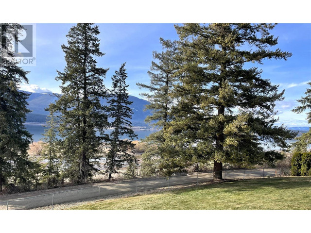 1541 20 Avenue NE Salmon Arm, British Columbia in Houses for Sale in Kamloops - Image 2