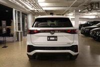 This Volkswagen TIGUAN has a dependable Intercooled Turbo Regular Unleaded I-4 2.0 L/121 engine powe... (image 6)