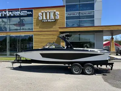 Mirabel : 450-565-1111 Granby : 450-777- 1101 Longeur / Length : 22' Largeur / Beam : 103.2'' Moteur...