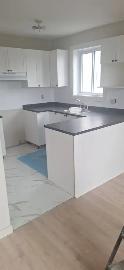 5 1/2 totalement renové. Prêt à te recevoir. Ta famille et toi. Prêt à compter du 15 avril. Proche d...