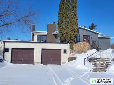 Belle propriété sur 1 acre de terrain, sans voisin arrière, cour arrière ouvrant sur une forêt, à 5...