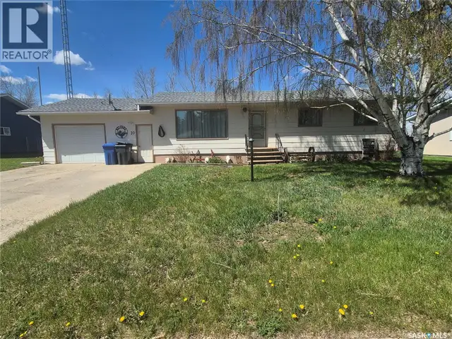 10 Yandeau CRESCENT Radville, Saskatchewan in Houses for Sale in Regina - Image 2