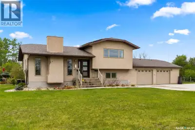 Welcome to a place that feels like it’s been waiting for you! A peaceful country haven with the mode...