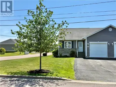 IMMACULATE NORTH END BUNGALOW-STYLE CONDO WITH ATTACHED GARAGE & FINISHED BASEMENT! 186 Oak Ridge is...