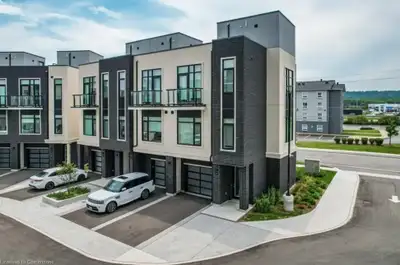 FOR SALE - LAKESIDE LUXURY MEETS COMMUTER CONVENIENCE … Welcome to the ultimate in lakeside living a...