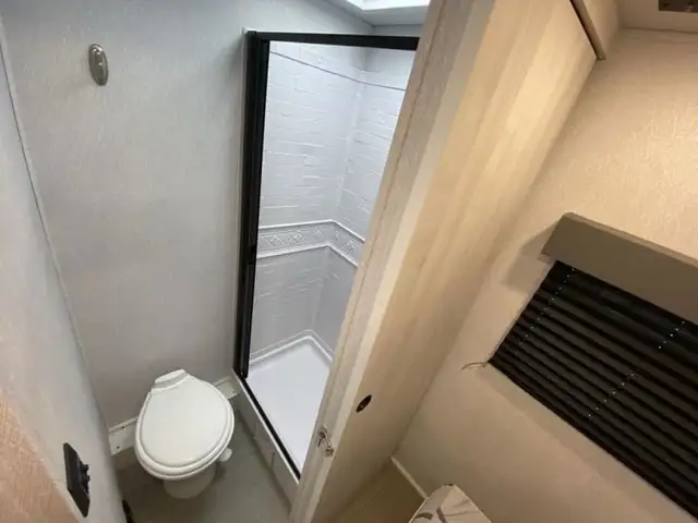 2023 EAST TO WEST Entrada 2200S in RVs & Motorhomes in Bedford - Image 39