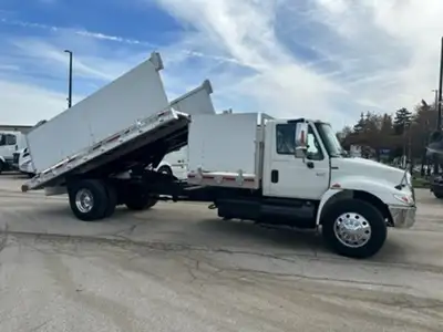 This truck comes with a 22FT Eloquip Aluminum Roll Back ( Rear last 17' tilts and rolls) removable s...