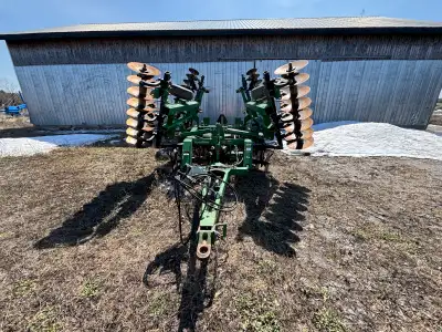 2004 JOHN DEERE 637 TANDEM DISC STOCK # CC040 20 FOOT 9 INCH WORKING WIDTH 3 SECTION FOLDING FRAME 3...