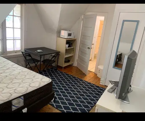 BLoor Spadina , Students, Bright, Spacious Studio in The Annex, Steps to U of T | All Utilities & Wi...