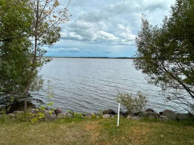 LAKEFRONT LOT IN THE TOWN OF LAC DU BONNET!!!63295998492675123
