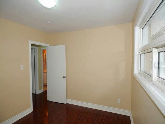 Furnish main floor room rent at Markham in Room Rentals & Roommates in City of Toronto