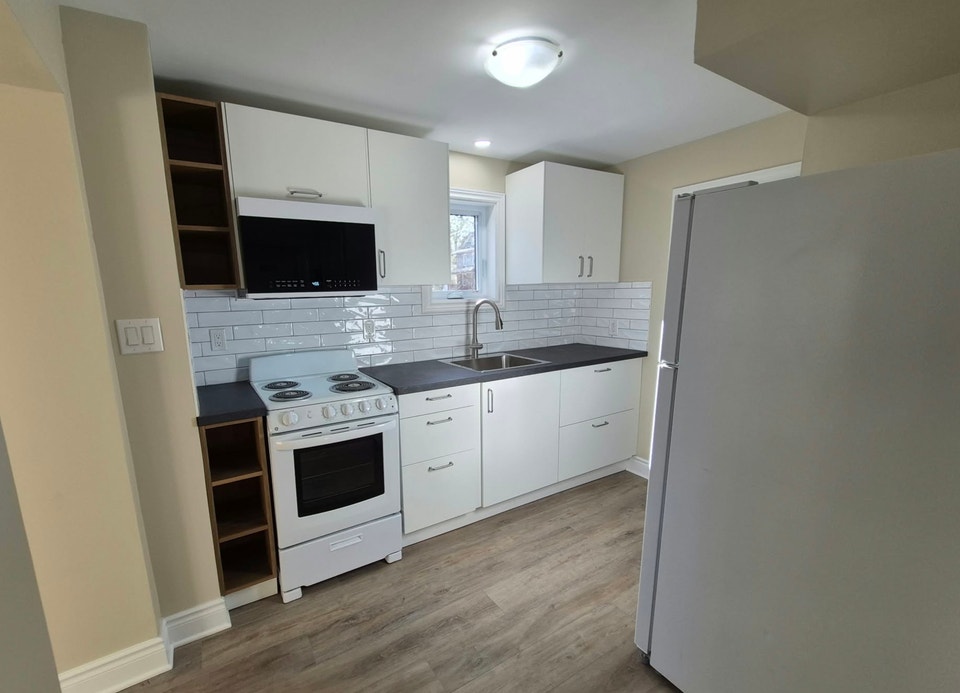 Orillia, Ground level 1 bedroom fully refinished 2