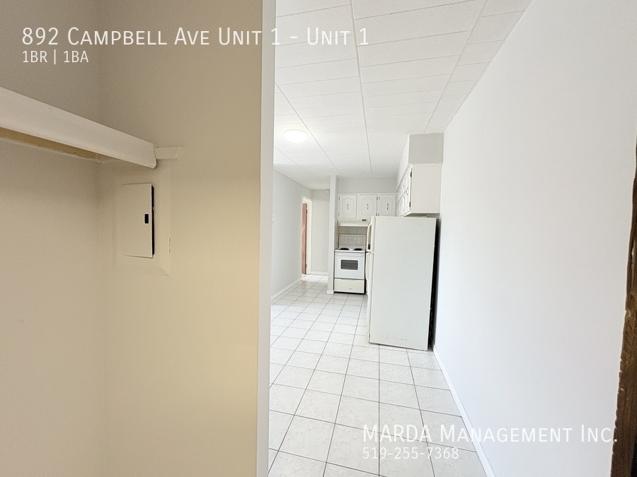 COZY 1 BED/1 BATH MAIN FLOOR -CLOSE TO U OF W + HYDRO! 3
