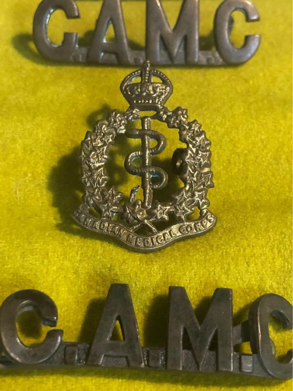 World War I Canadian Army Medical Corps shoulder titles, badge dans Art et objets de collection  à Lethbridge - Image 2