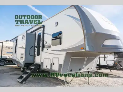 You will enjoy camping with family and friends in this Open Range Light fifth wheel model LF295FBH b...