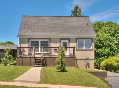 Beautifully updated 5-bedroom home in the desirable West End of Galt! Features 2 bedrooms on the mai...