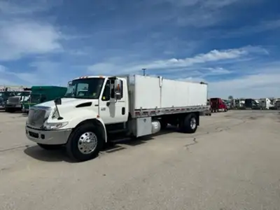 This truck comes with a 22FT Eloquip Aluminum Roll Back ( Rear last 17' tilts and rolls) removable s...