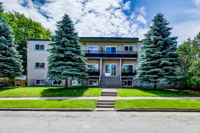 This newly updated 2 bedroom unit at 115 Kraft Ave is conveniently located near Weber St E & Kinzie...