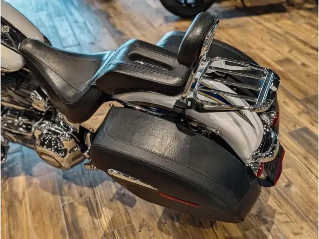 2014 Harley-Davidson CVO Softail Deluxe // Candy Cobalt and Whit in Street, Cruisers & Choppers in Winnipeg - Image 13