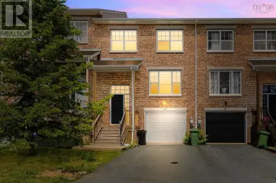 Tucked away on a quiet cul-de-sac in the sought-after Portland Hills neighbourhood, this upscale mid...