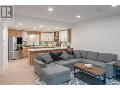 NEW TOWN HOMES!! Welcome to Jayaan Villa! 12 - 3 bedroom, 3 bathroom, double garage town home units...