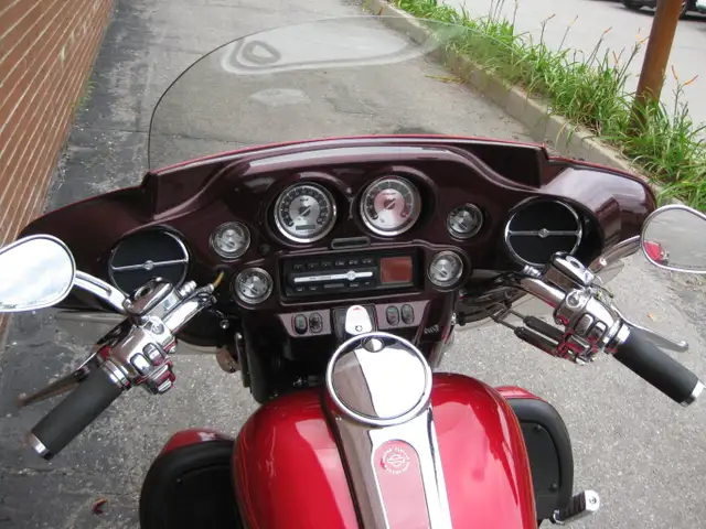 2005 Harley-Davidson CVO FLHTCSE2 in Street, Cruisers & Choppers in City of Toronto - Image 9