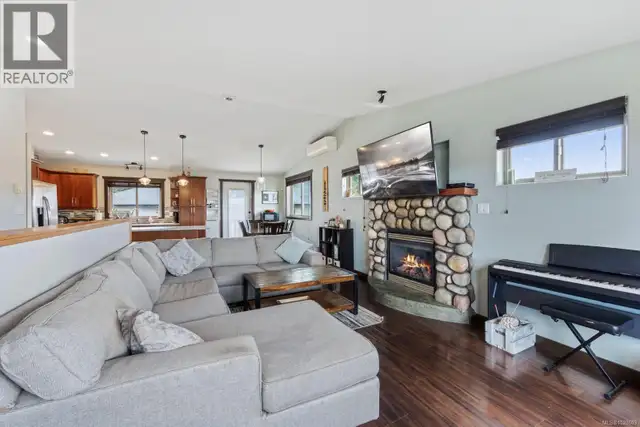 2735 Rydal Ave Cumberland, British Columbia in Houses for Sale in Comox / Courtenay / Cumberland - Image 10