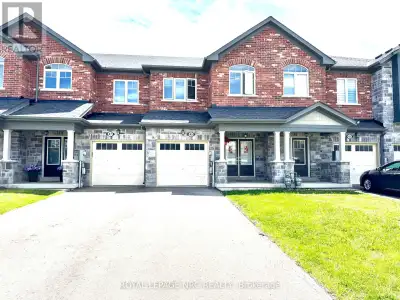 Beautiful Freehold Townhouse in a Thriving New Subdivision.Welcome to this spacious and modern freeh...