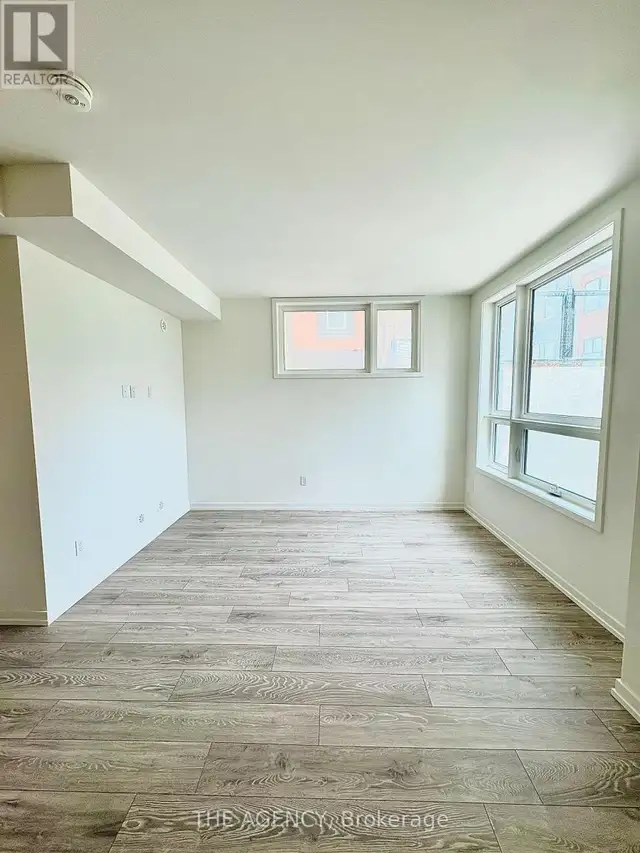 15 - 14 LYTHAM GREEN CIRCLE Newmarket (Glenway Estates), Ontario63005669796097122