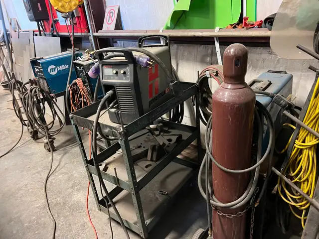 Heavy-Duty Mechanic Shop for Sale - Established Business in Commercial & Office Space for Sale in Calgary - Image 11