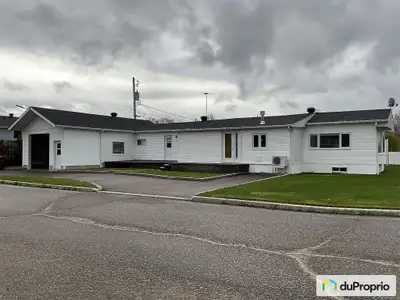 Très grande maison mobile située dans un quartier tranquille. 3 chambres à coucher, 1 salle de lavag...