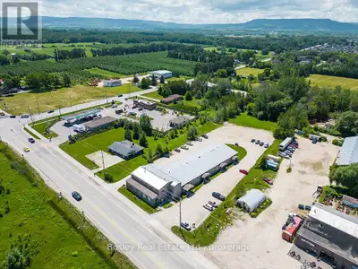 Prime office space/storage on vibrant Hurontario Street the gateway to Collingwood. This well-mainta...